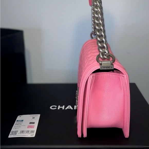 CHANELπ~ Pink Medium Boy Bag/ Silver detailing - Picture 3 of 11